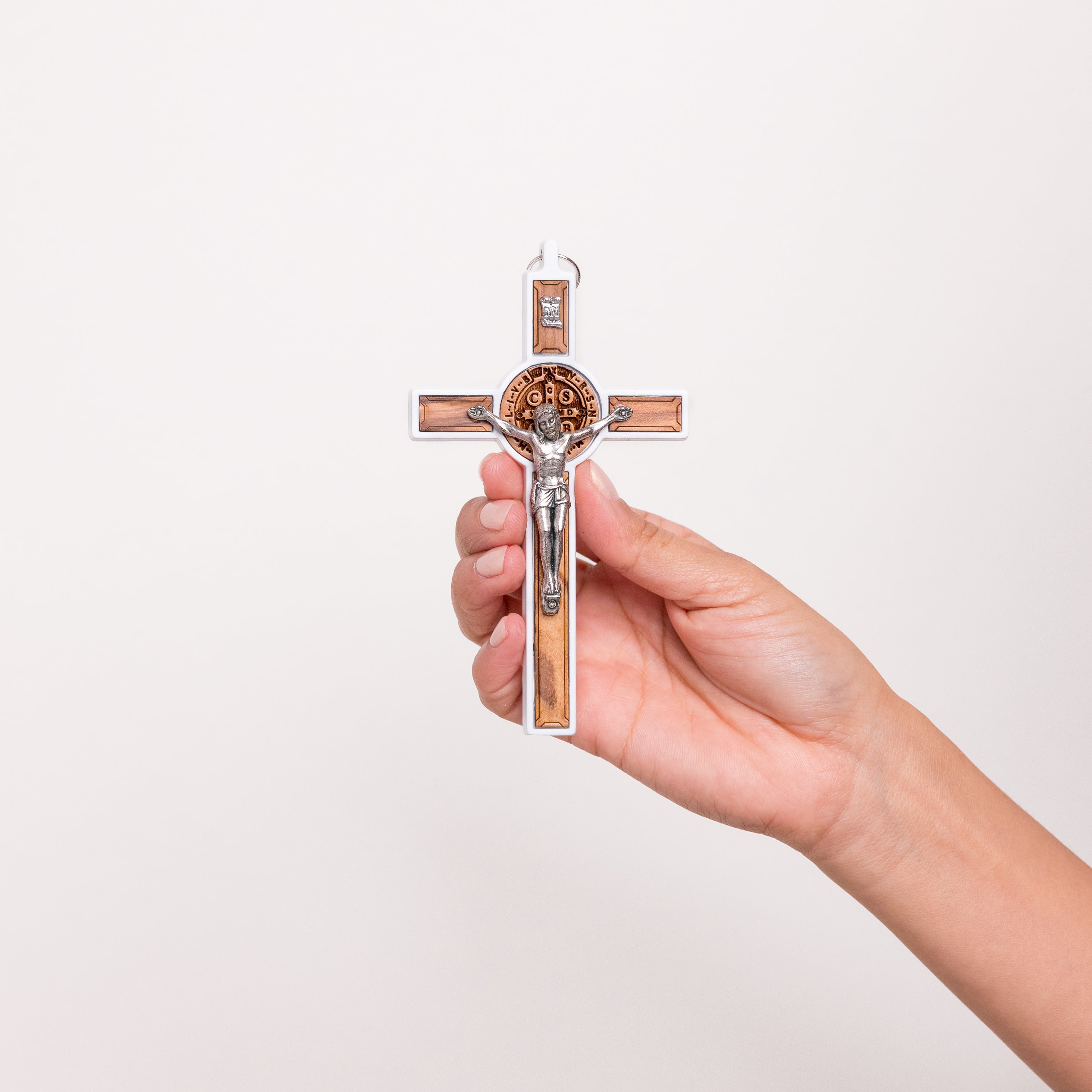Crucifijo San Benito Metal Blanco
