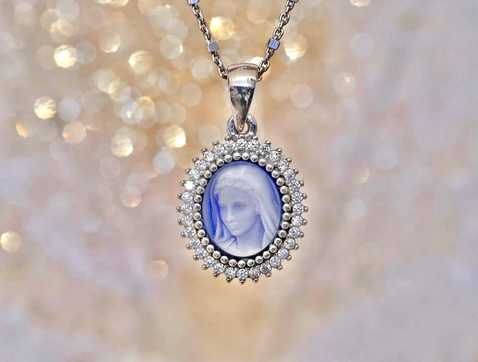 Virgen de la Paz Cameo
