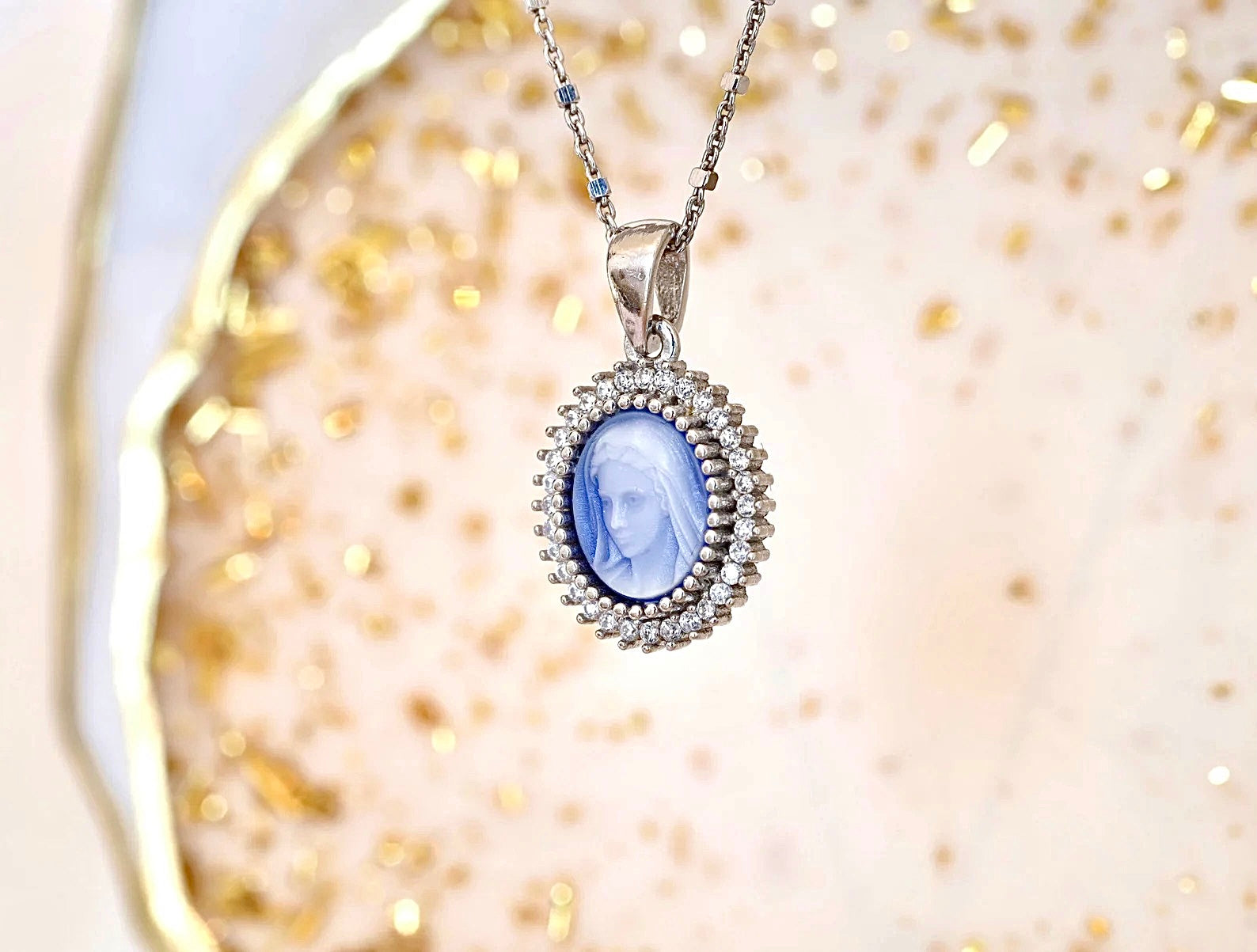 Virgen de la Paz Cameo