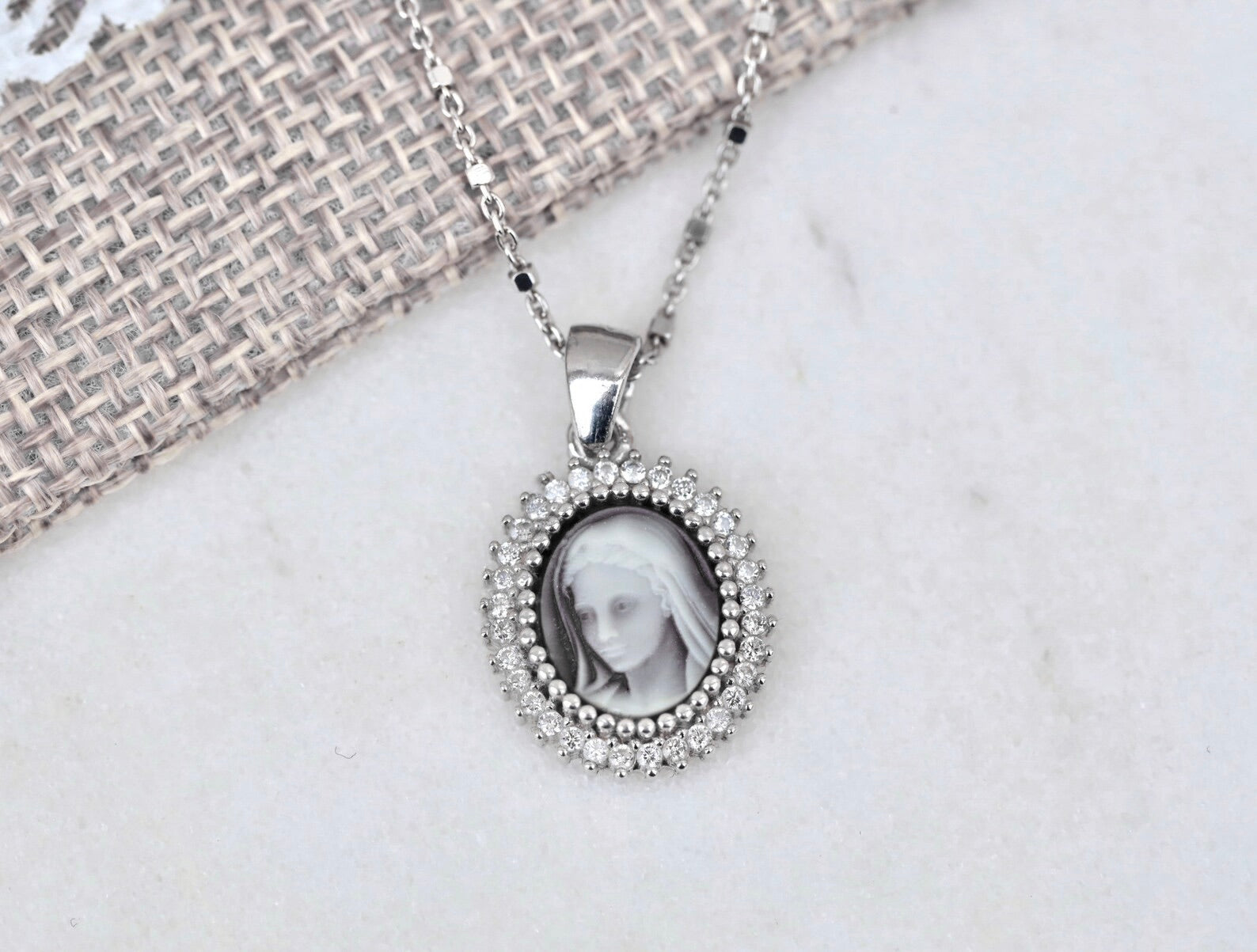 Virgen de la Paz Cameo
